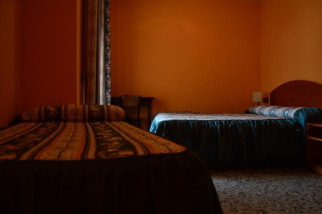 Hostal L'Escon ยานาร์ส ภายนอก รูปภาพ