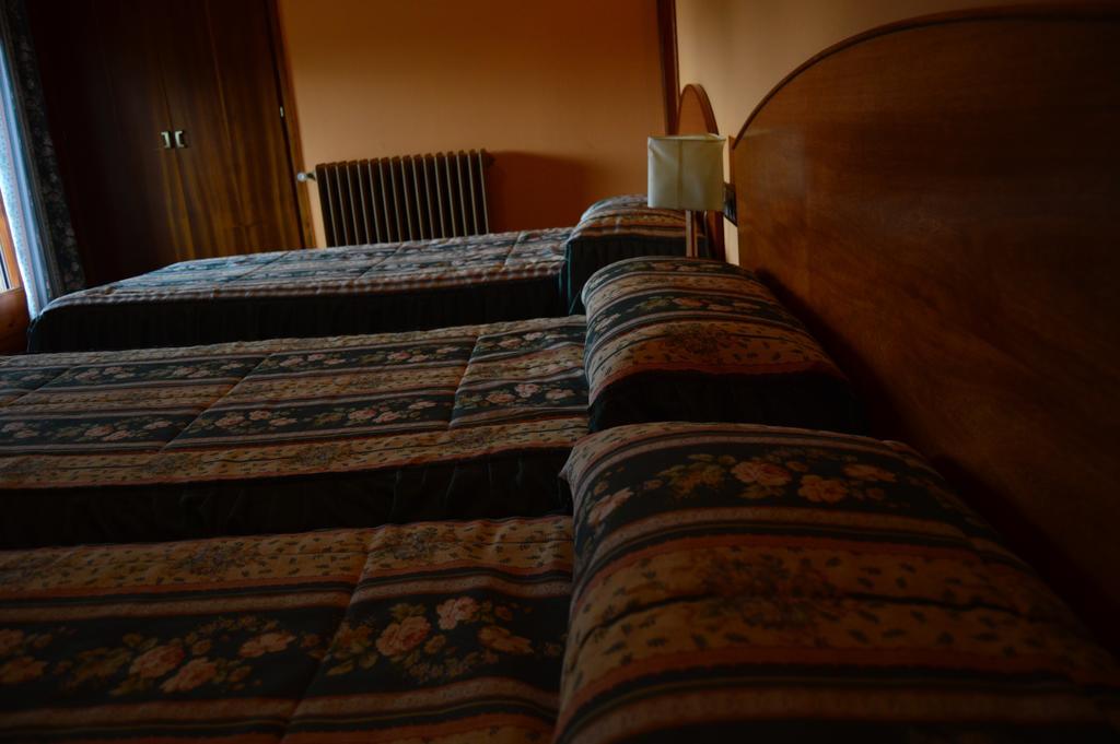 Hostal L'Escon ยานาร์ส ภายนอก รูปภาพ
